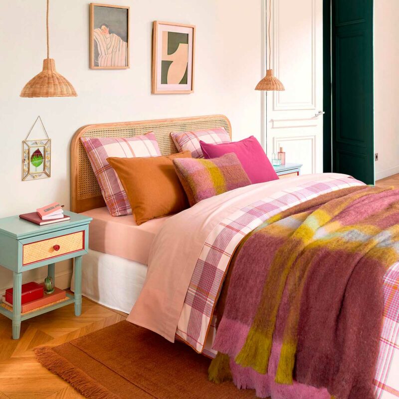 Une tête de lit en cannage à l’esprit rétro