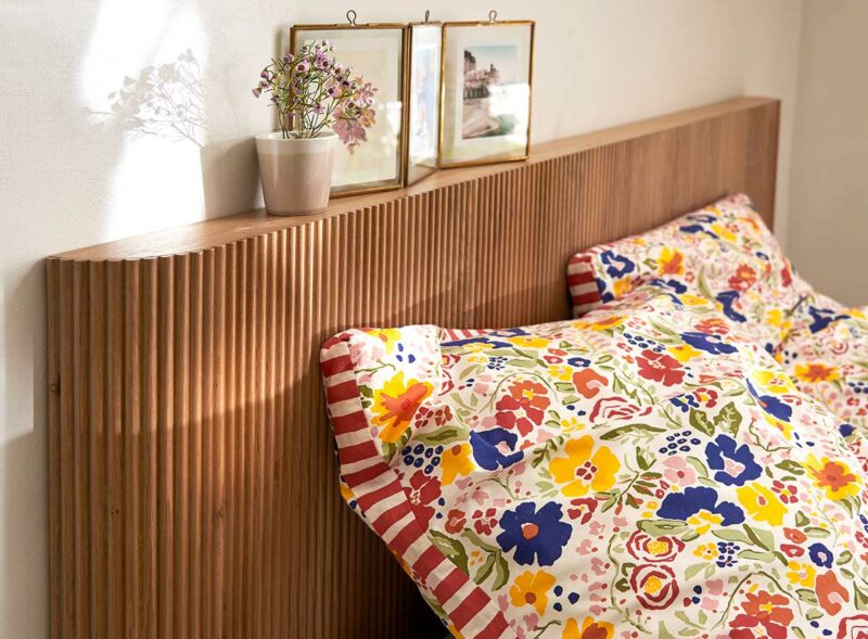 Une tête de lit en chêne à l’effet cannelé