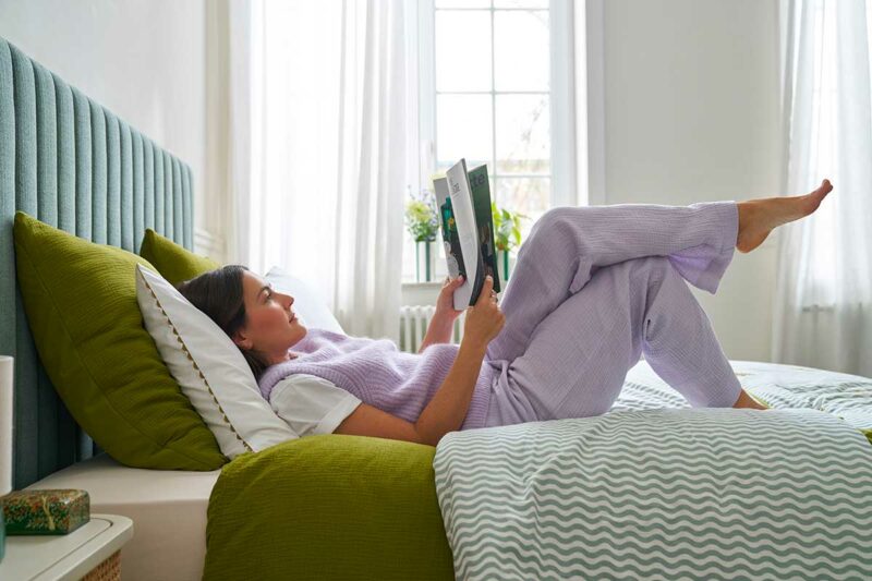 Une tête de lit en tissu chenille pour réchauffer l’atmosphère