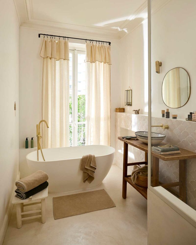 Transformer la salle de bains en cocon de douceur avec Madura Madura ambiance salle de bains baignoire ilot serviettes neryda beige vert