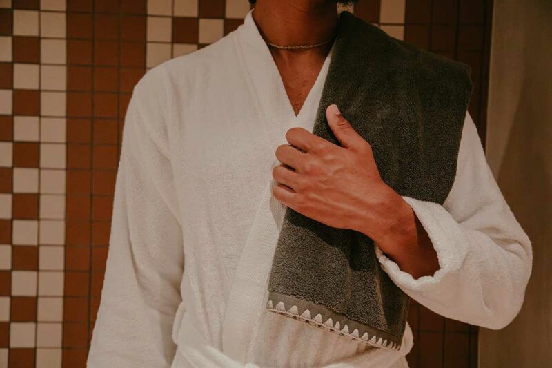 Peignoir kimono Narumi Madura blanc et serviette de bain Neryda vert séquoia, association coordonnée