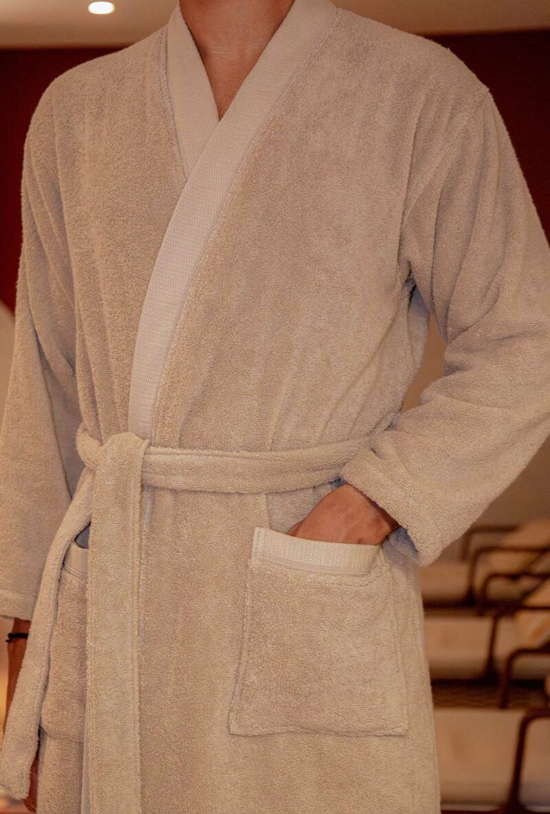 Homme portant le peignoir kimono Narumi Madura en beige lin, vue de face sur la coupe kimono