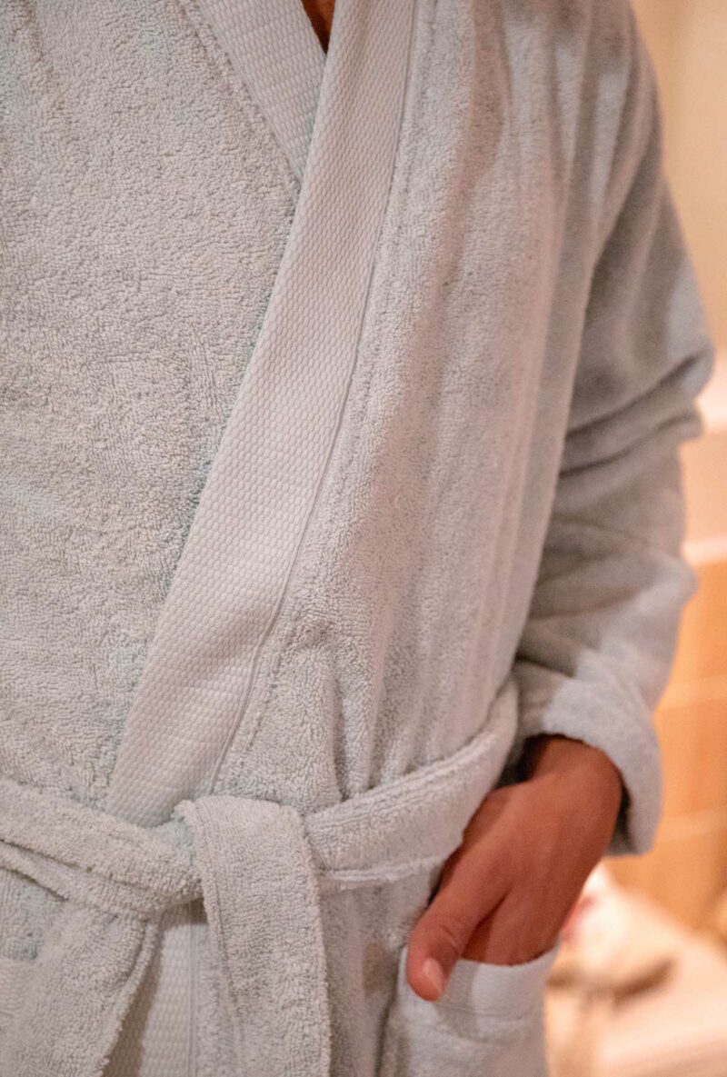 Détail de l'encolure kimono et de la ceinture du peignoir Narumi Madura en céladon