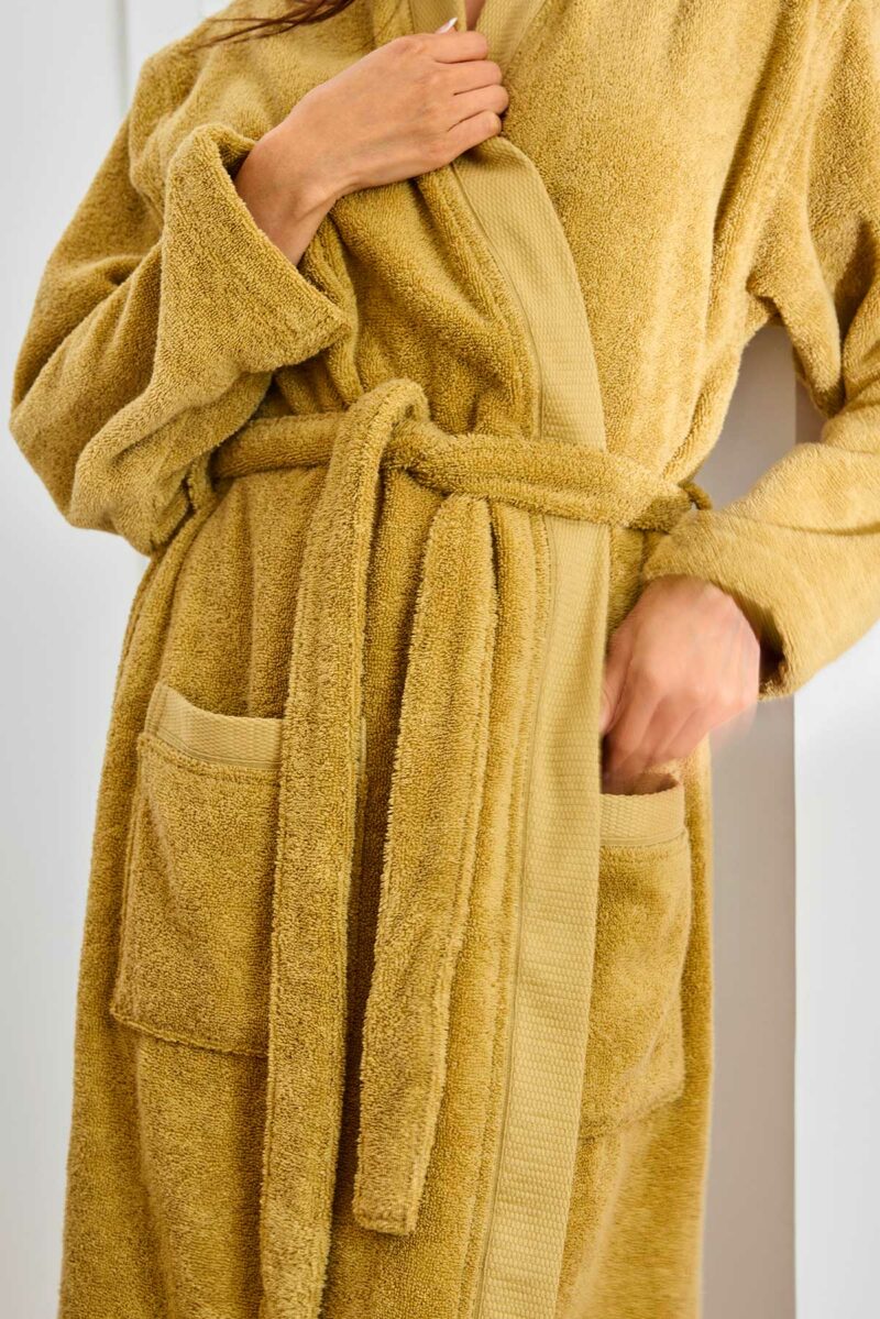 Détail de la ceinture et des poches du peignoir kimono Narumi Madura en jaune sable