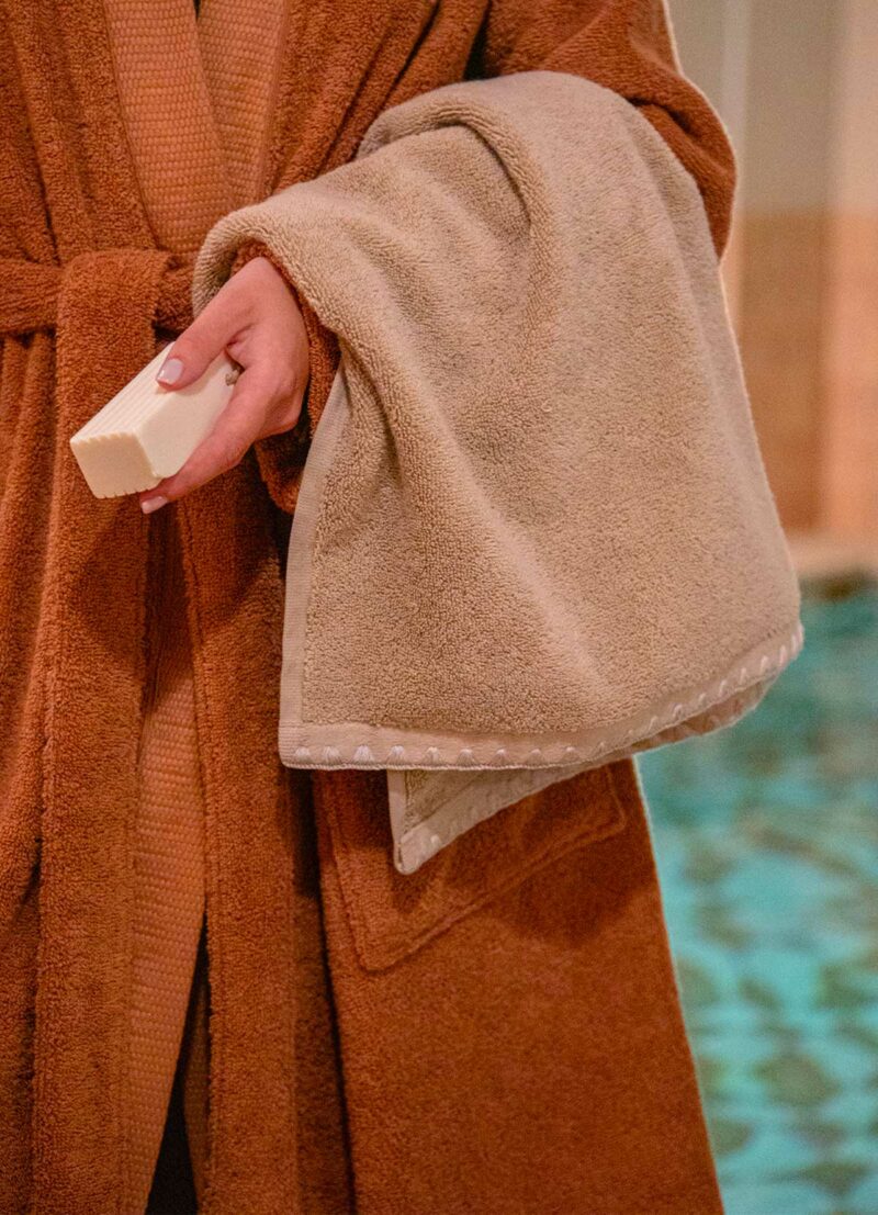 Peignoir kimono Narumi Madura en terre d'argile coordonné avec une serviette de bain Neryda beige