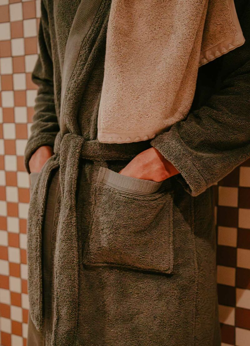 Homme en peignoir kimono Narumi Madura en vert séquoia, mains dans les poches