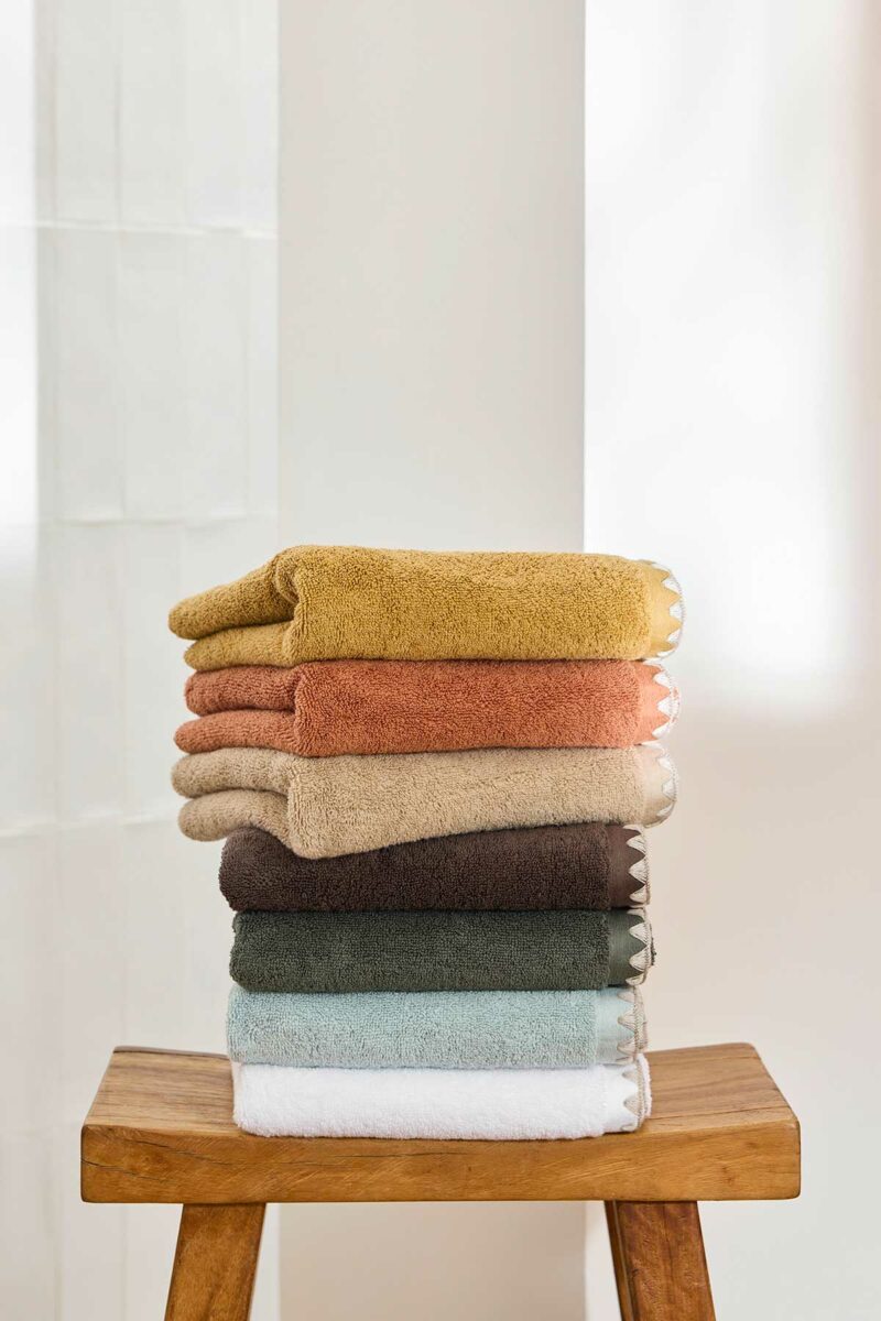 Pile de serviettes de bain Neryda Madura présentant la palette de coloris complète de la collection