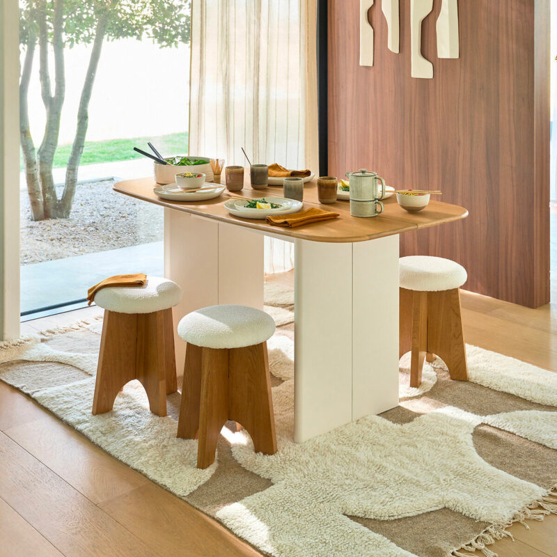 Table Piana dépliée en table à manger avec tabourets rentrée La Redoute