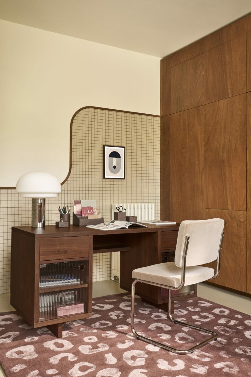 Bureau Néo Art Déco avec lampe Brua et tapis à motif animalier