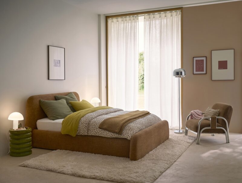Chambre cocooning La Redoute avec housse de couette léopard Fauve et fauteuil Vindy