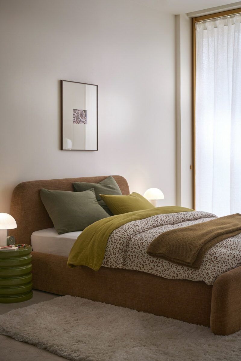 Linge de lit léopard Fauve et coussins verts, ambiance cocooning La Redoute
