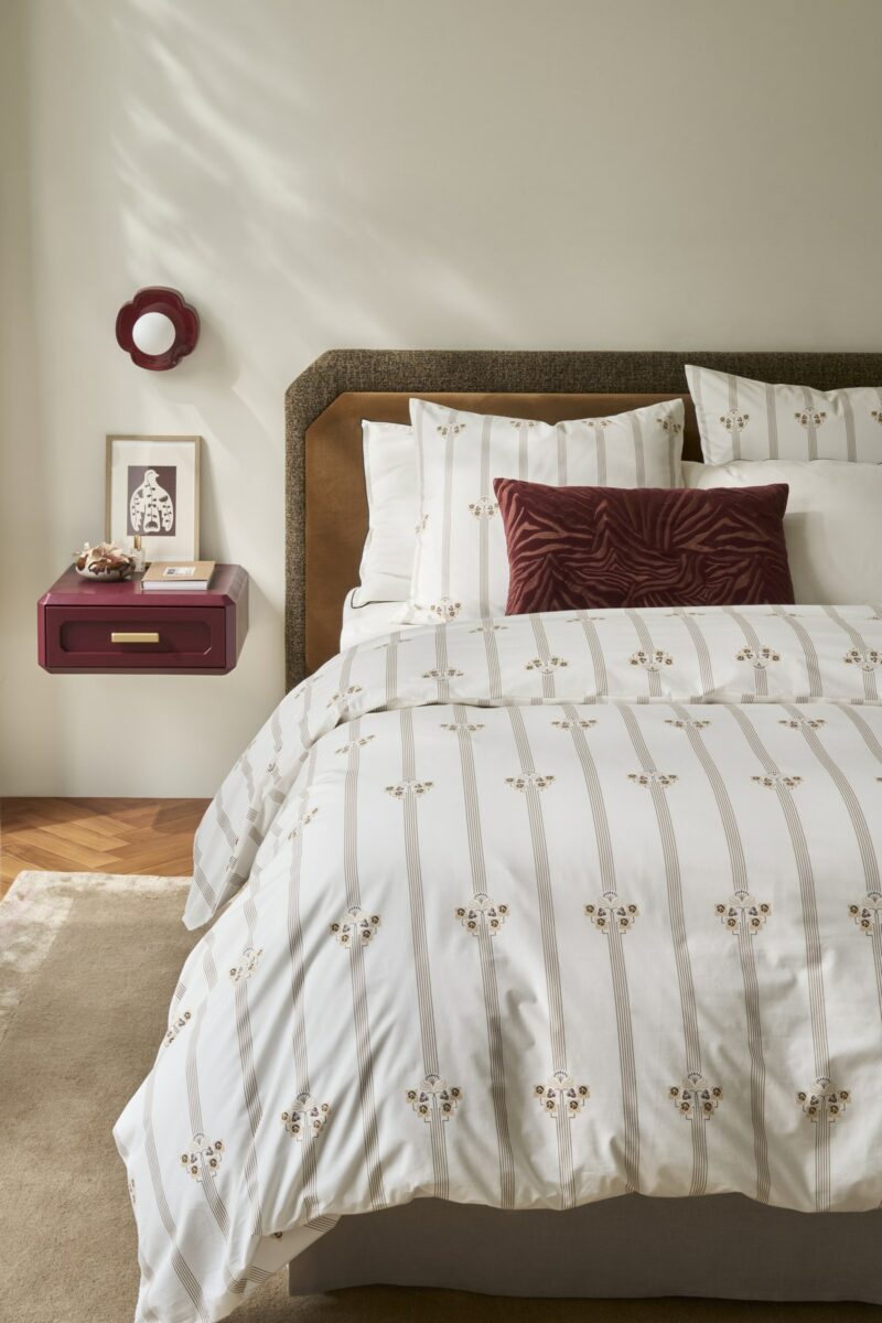 Chambre Néo Art Déco avec tête de lit enveloppante et chevet laqué bordeaux