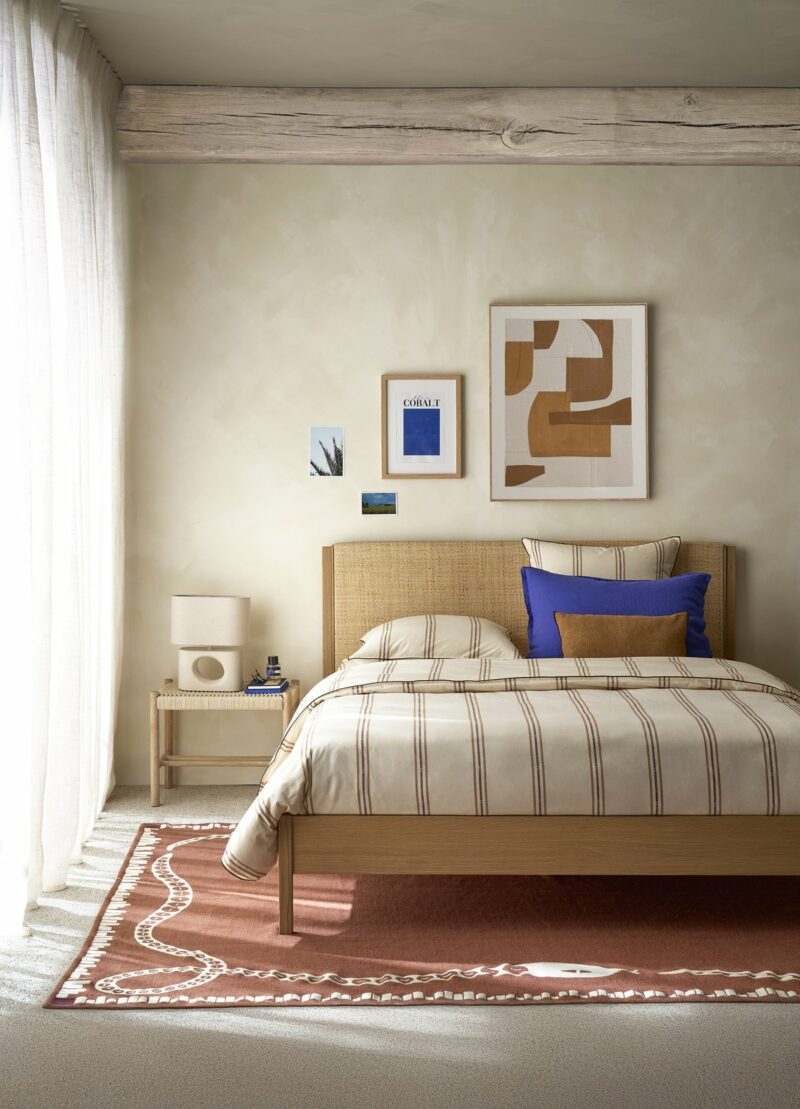 Chambre Organic Desert avec tête de lit en cannage et linge en lin lavé
