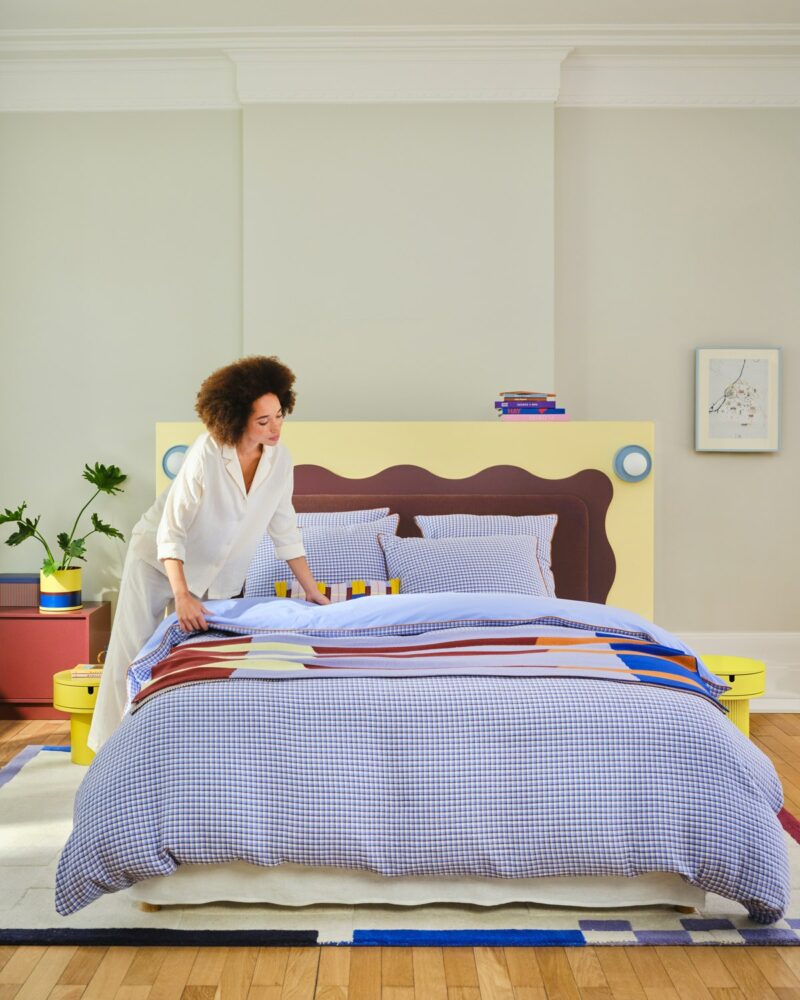 Chambre Techno Graphic avec linge de lit vichy bleu et plaid géométrique Lotten