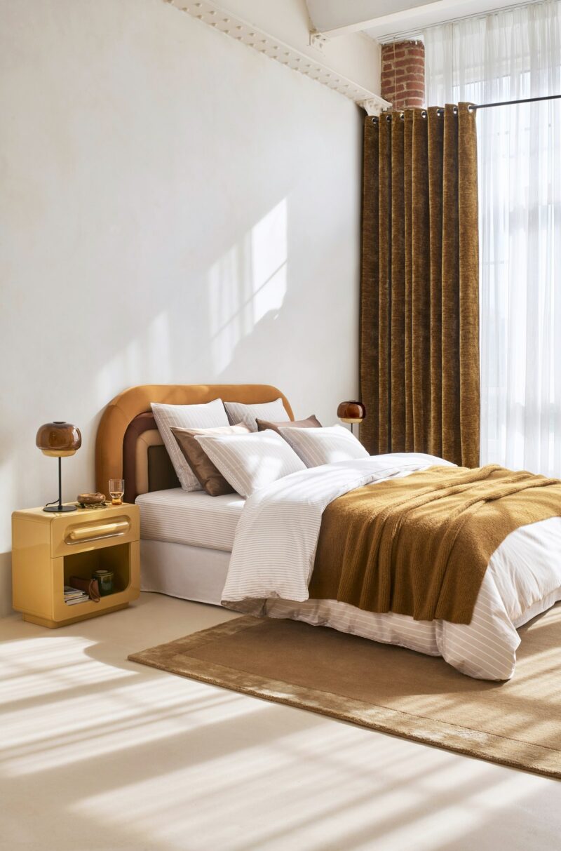 Chambre Modern Velvet avec tête de lit en velours galbée et plaid cognac