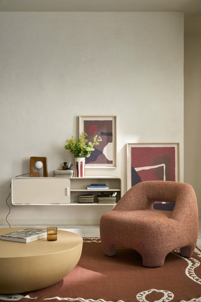 Coin lecture Organic Desert avec fauteuil terracotta Inaga et vase Jaoma