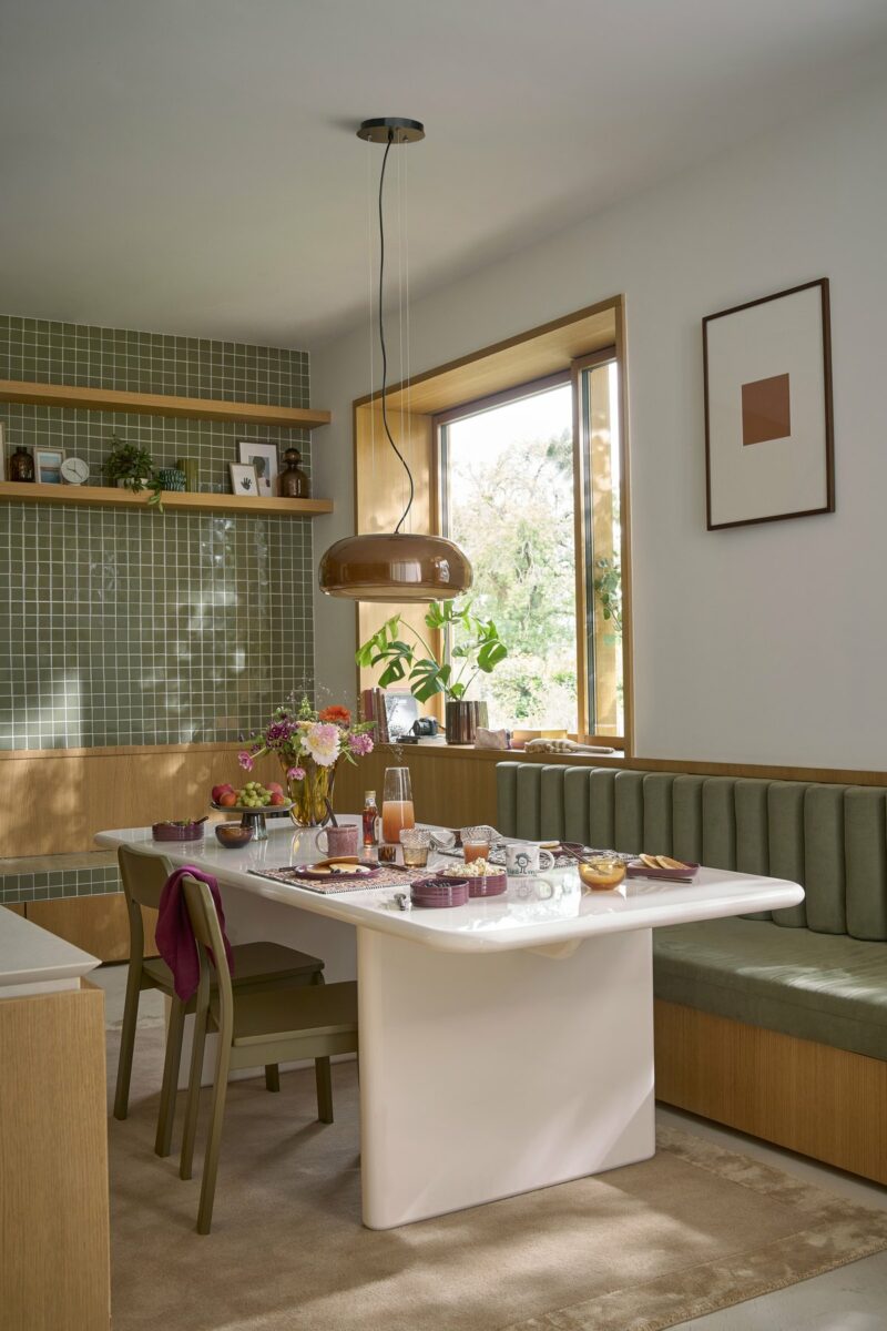 Salle à manger avec table Marvela, chaises Talet et suspension Kinoko, La Redoute