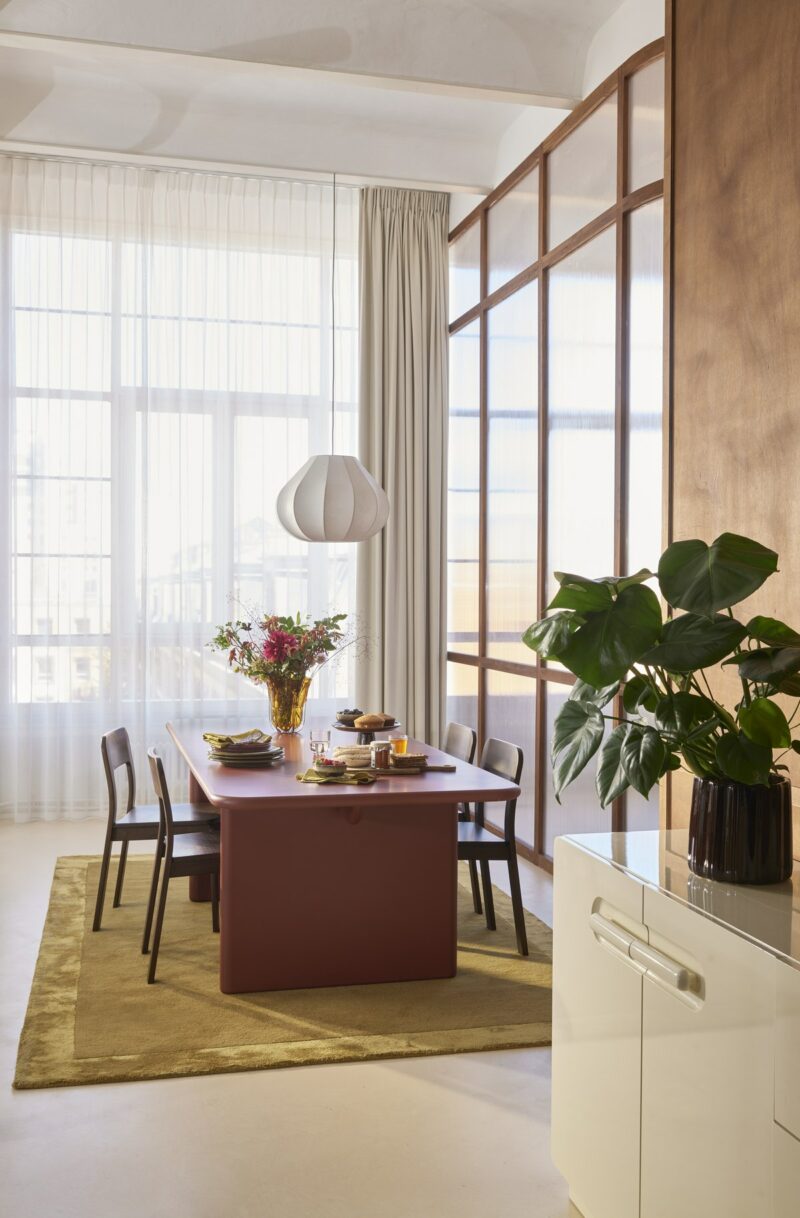 Salle à manger Modern Velvet avec chaise Talet et table au plateau de verre ambré
