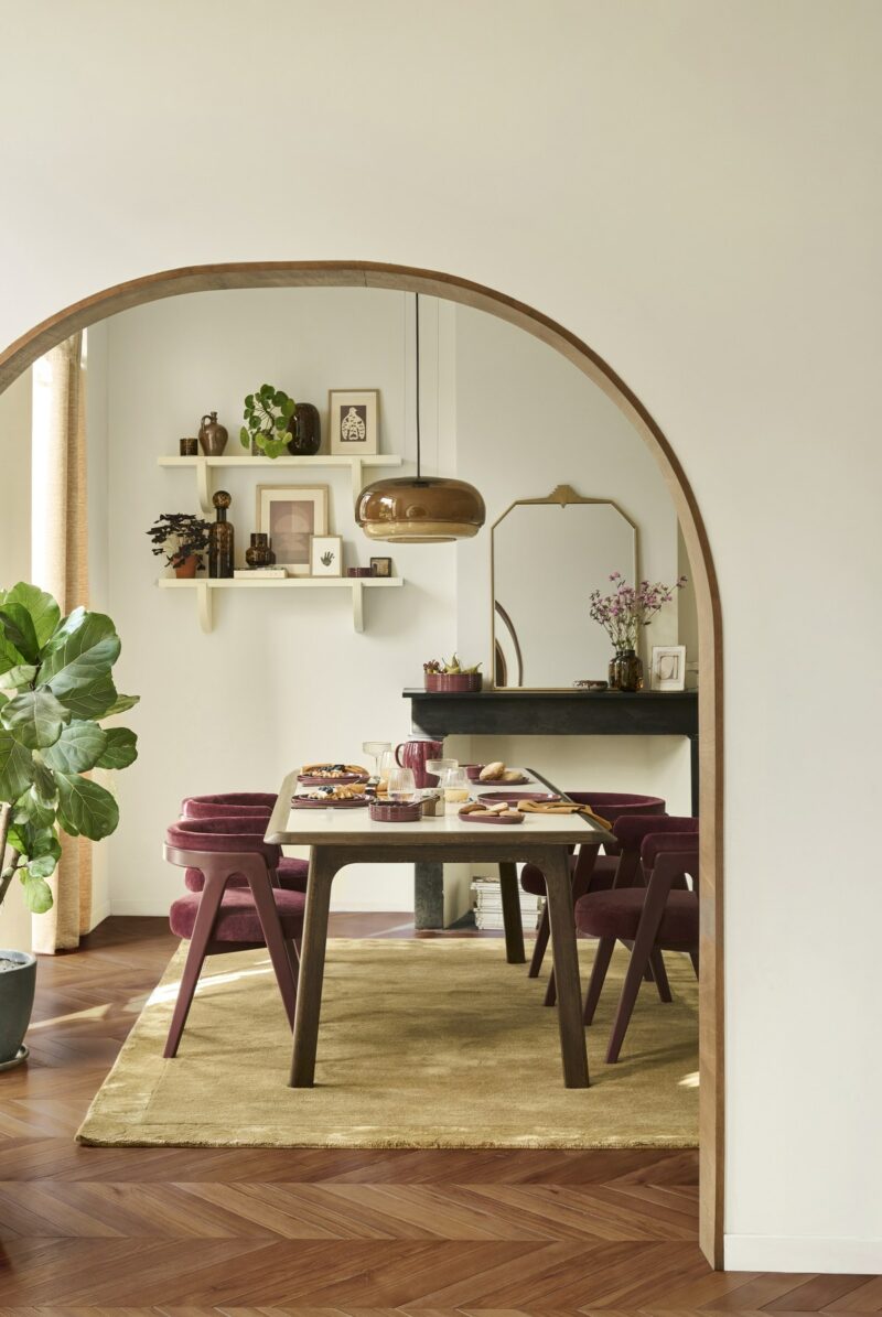 Salle à manger Néo Art Déco avec chaises en velours bordeaux et miroir Belvia