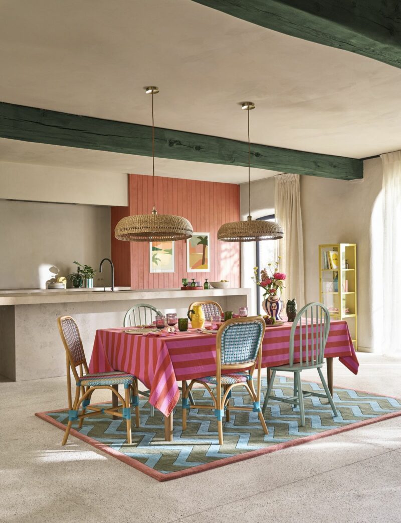 Salle à manger Tropical Vibes avec nappe fuchsia et assiettes Limao