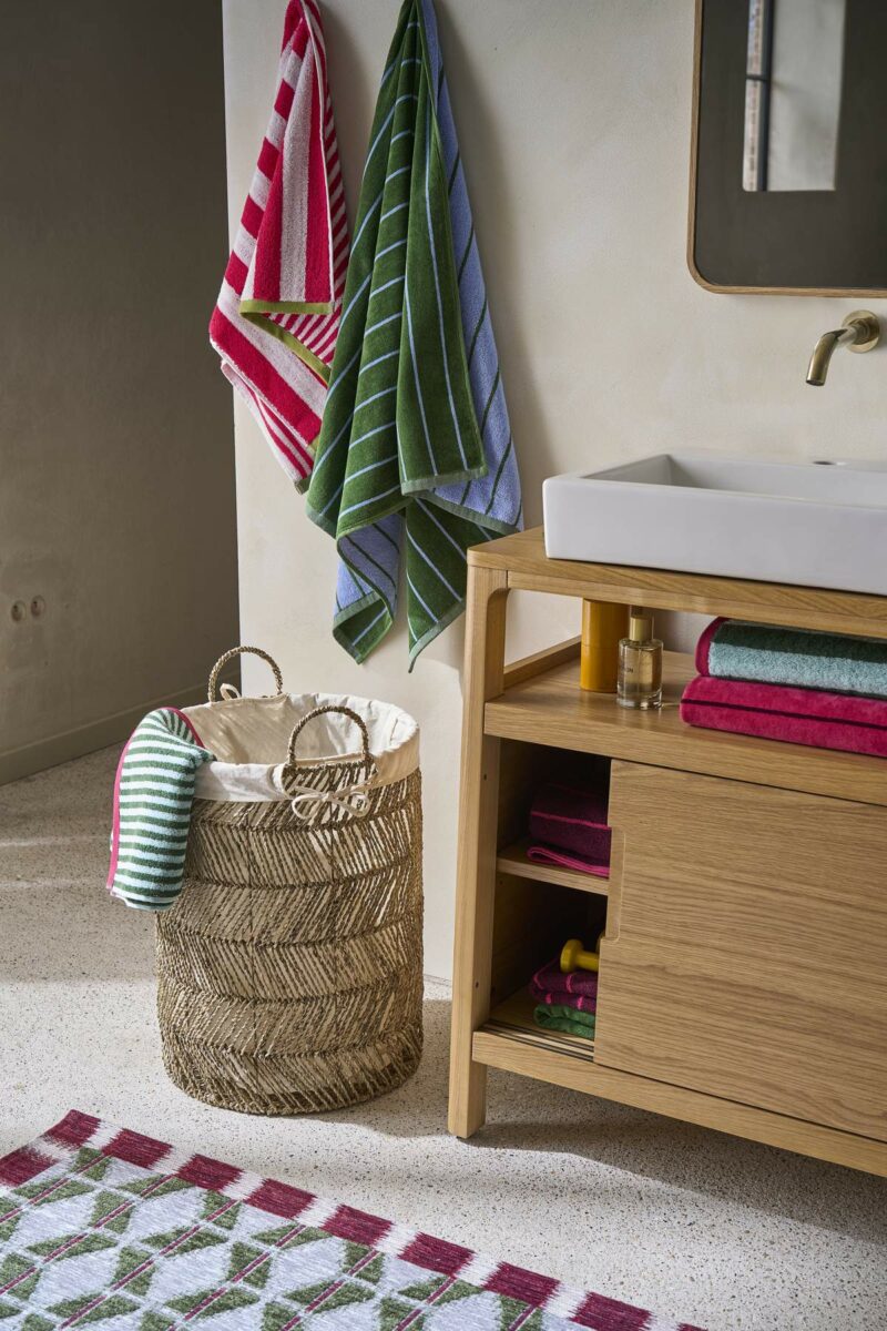 Salle de bain Tropical Vibes avec meuble vasque en bois et linge coloré
