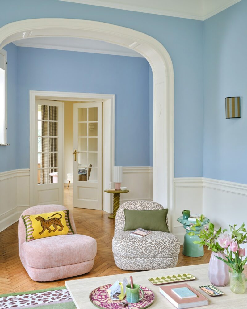 Salon Blossom Twist avec fauteuils en bouclette léopard et coussin tigre