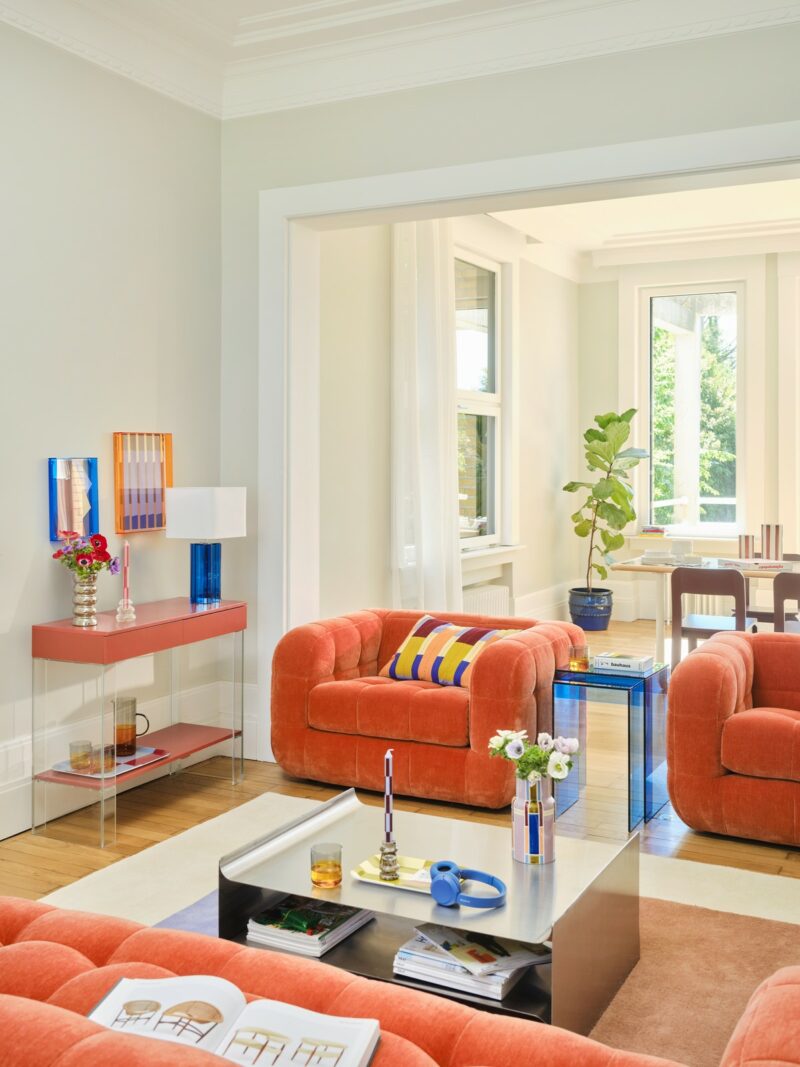 Salon Techno Graphic avec fauteuils en velours orange Pieta