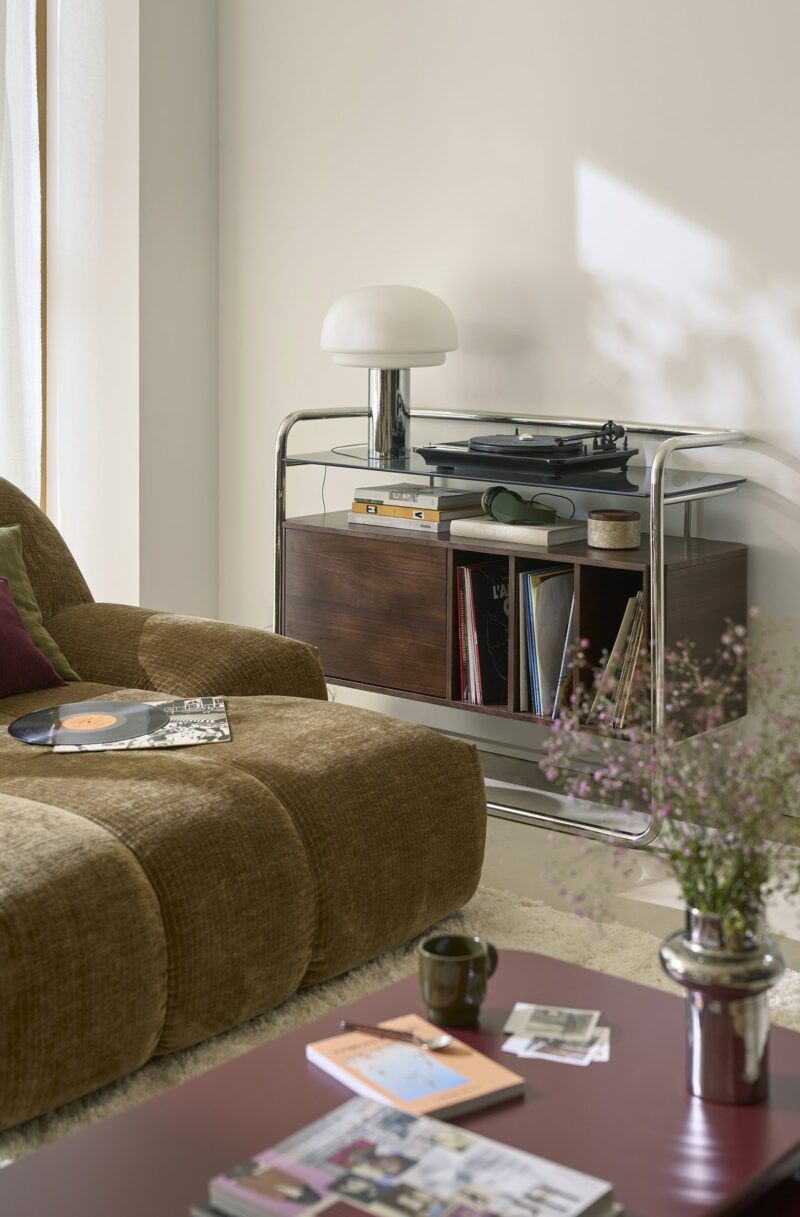 Coin musique avec meuble vinyle Giorgio et lampe Agathilda, La Redoute