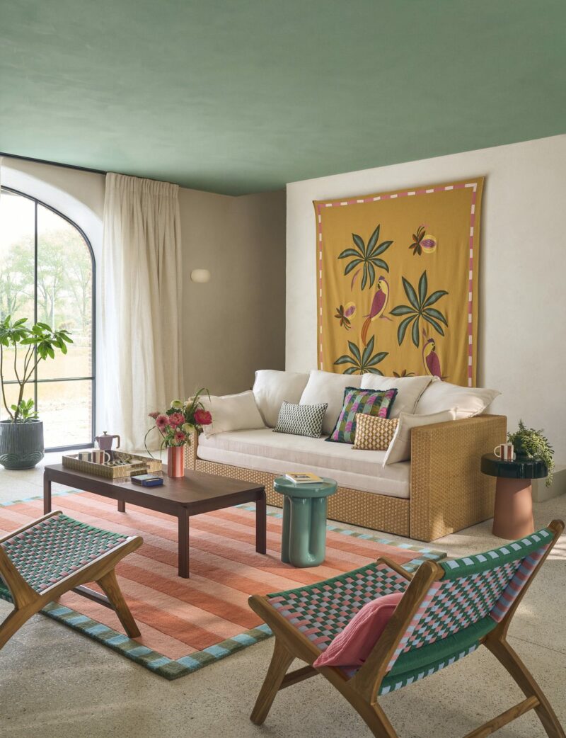 Salon Tropical Vibes avec canapé en rotin Aprila et tapis rayé