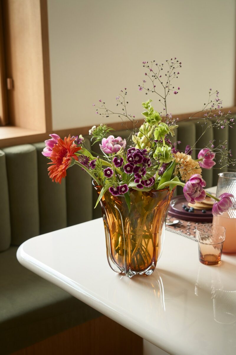 Vase en verre ambré Oralia avec bouquet de saison, La Redoute